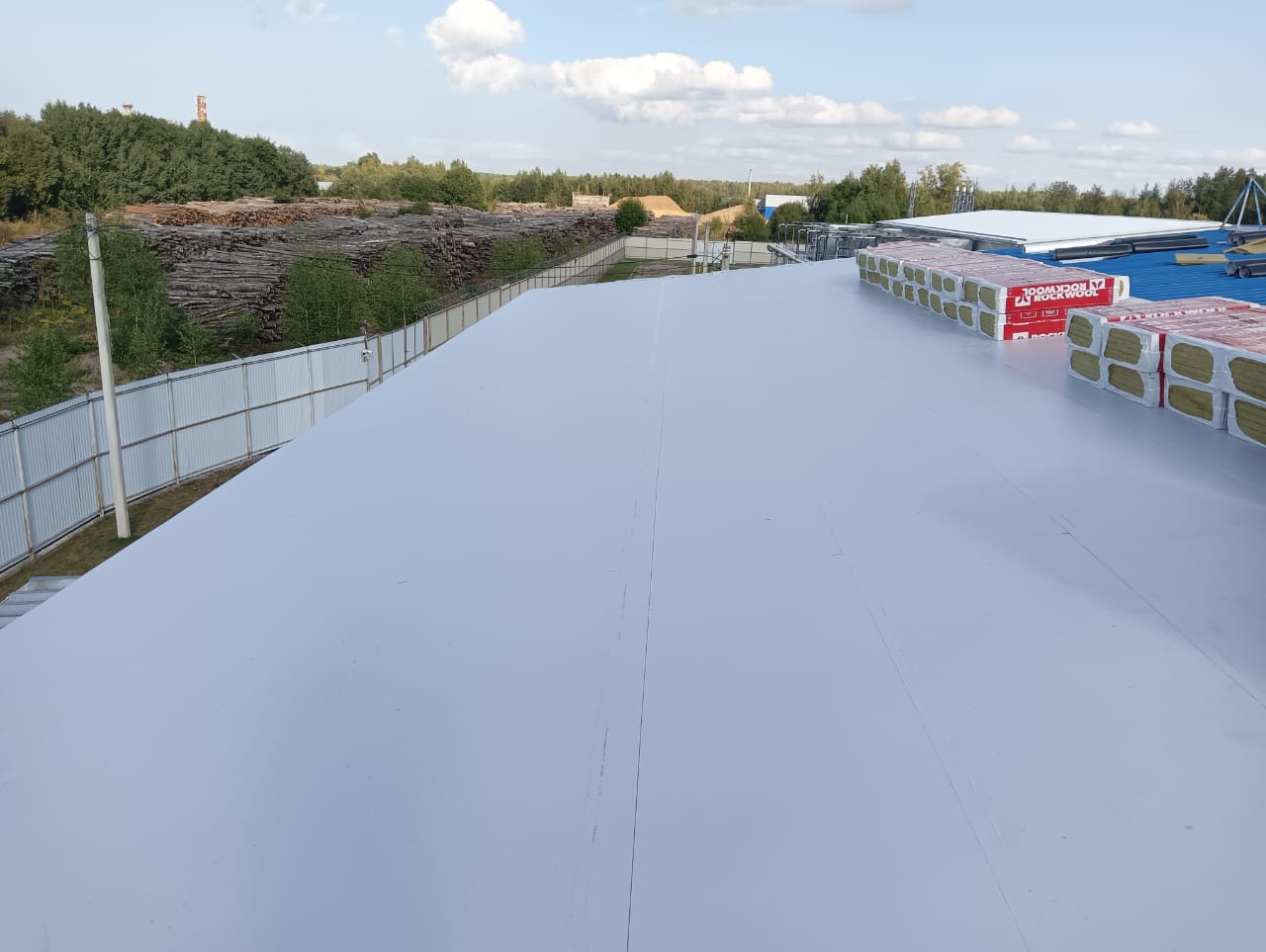 Плоская промышленная кровля с новым мембранным покрытием и уложенным утеплителем
