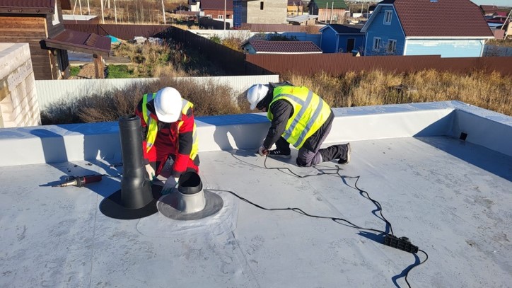 Гидроизоляция прохода труб на плоской кровле с использованием ПВХ-мембраны — монтаж примыканий