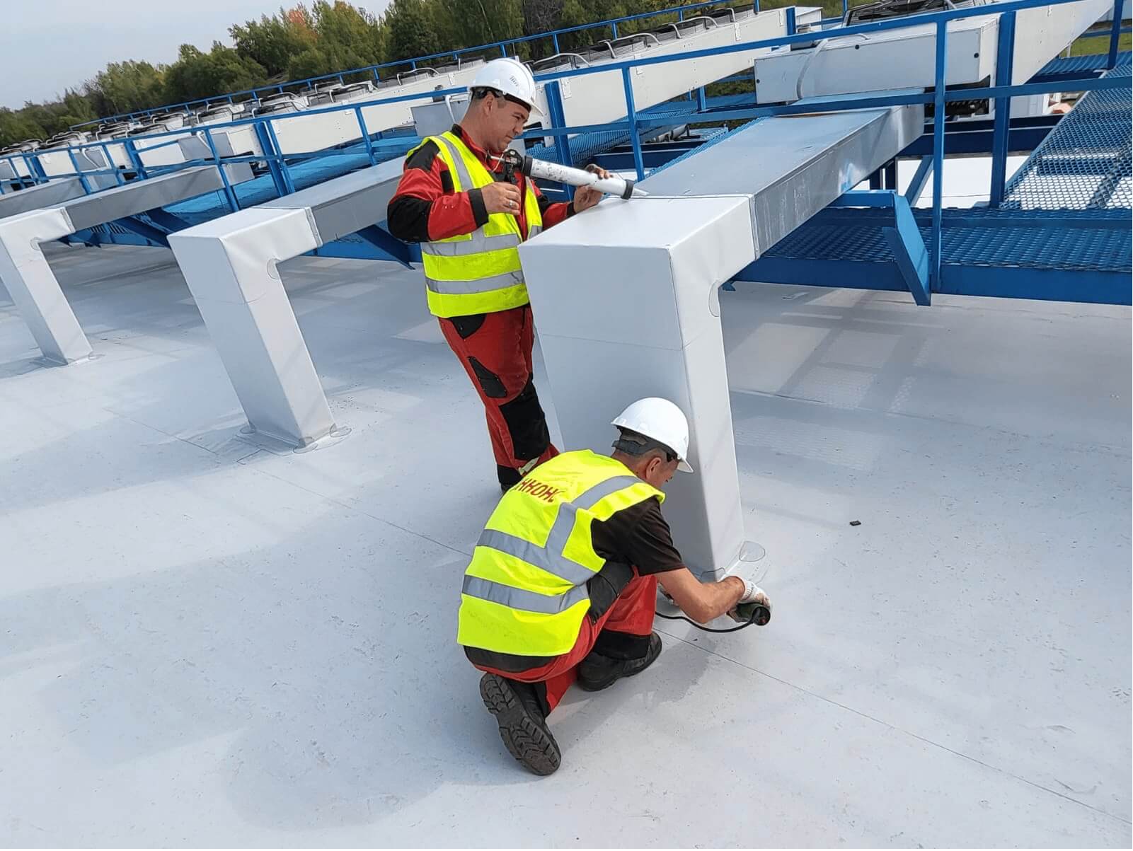 Монтаж кровли из ПВХ-мембраны на промышленном объекте — герметизация примыканий к инженерным коммуникациям