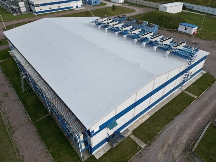 Плоская кровля промышленного здания с ПВХ-мембраной — завершённый монтаж, вид сверху