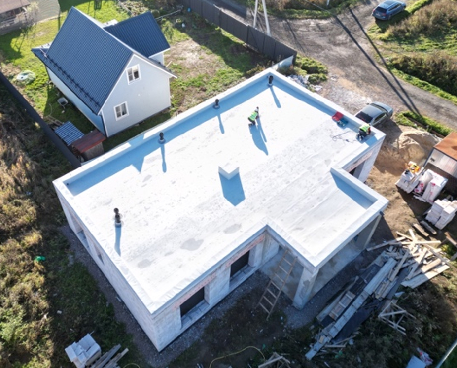 Плоская кровля частного дома с ПВХ-мембраной — вид сверху после монтажа гидроизоляции