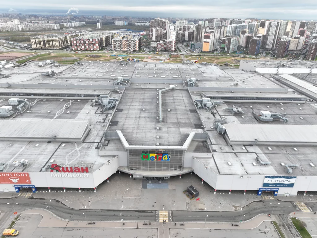 Торговый центр Мега в Кудрово, вид на кровлю после ремонта