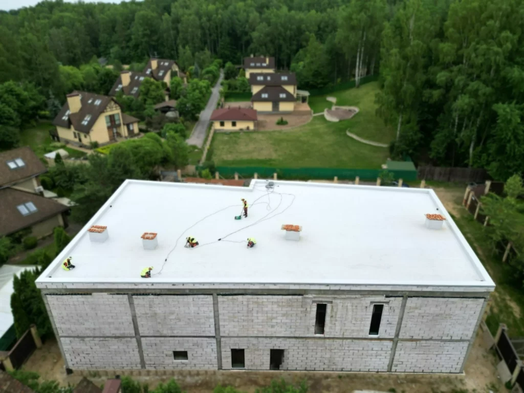 Монтаж кровельной ПВХ-мембраны на плоской крыше коттеджа