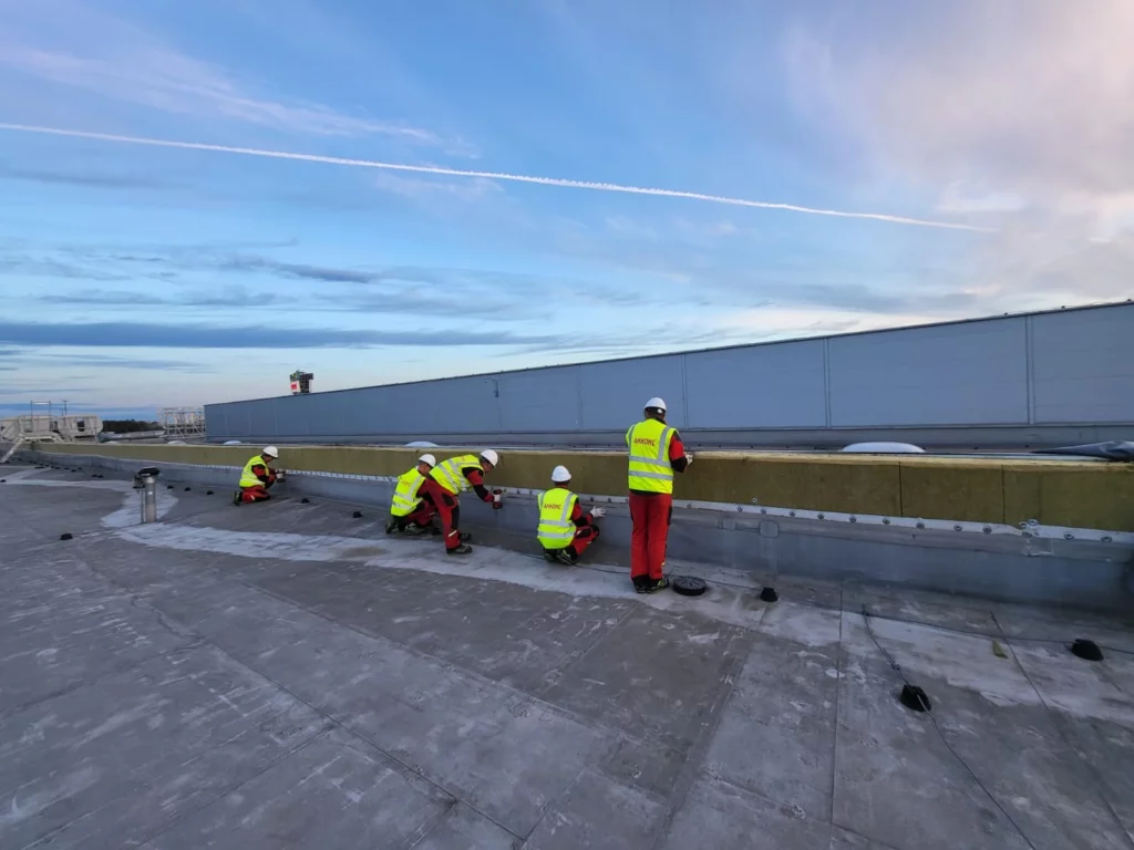 Монтаж утеплителя парапета на кровле торгового центра в Санкт-Петербурге