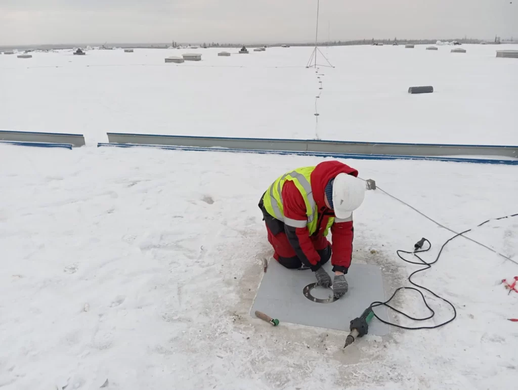 Монтаж воронки Geberit на промышленной мембранной кровле в Московской области зимой