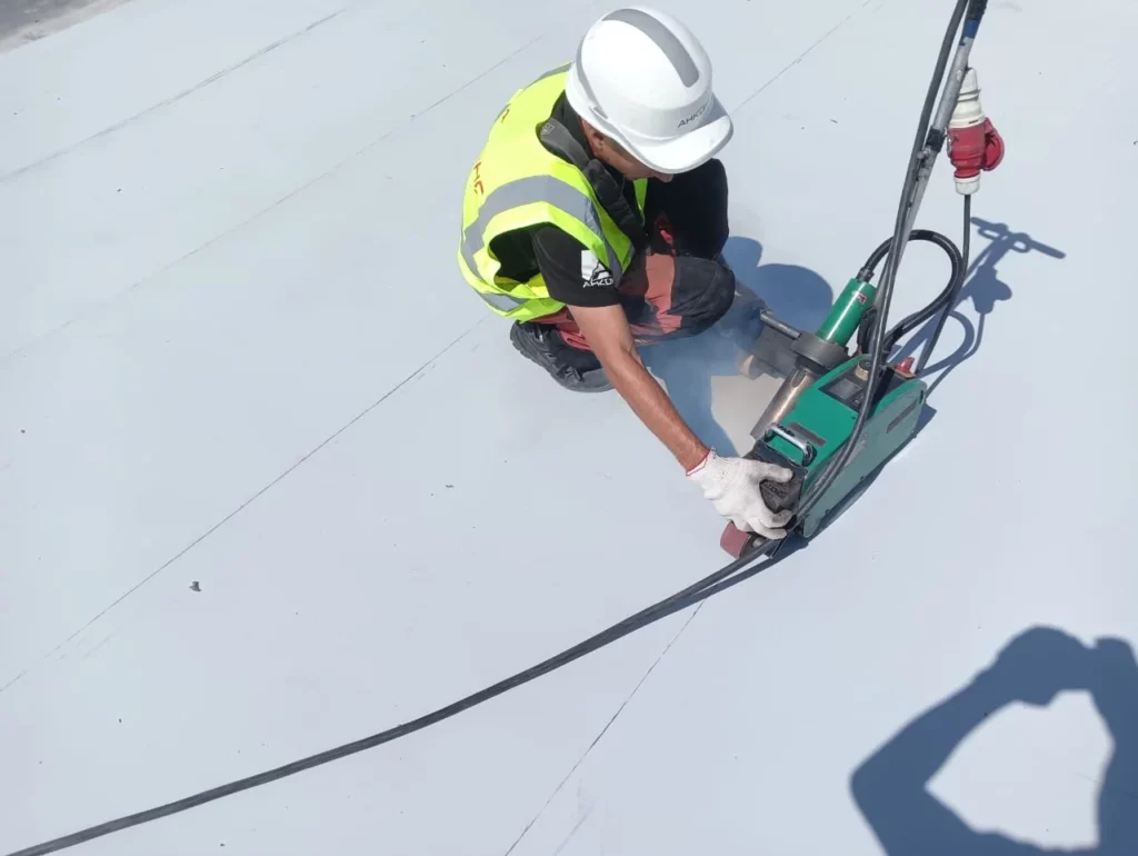 Монтаж ПВХ-мембраны на кровле дата-центра в Санкт-Петербурге