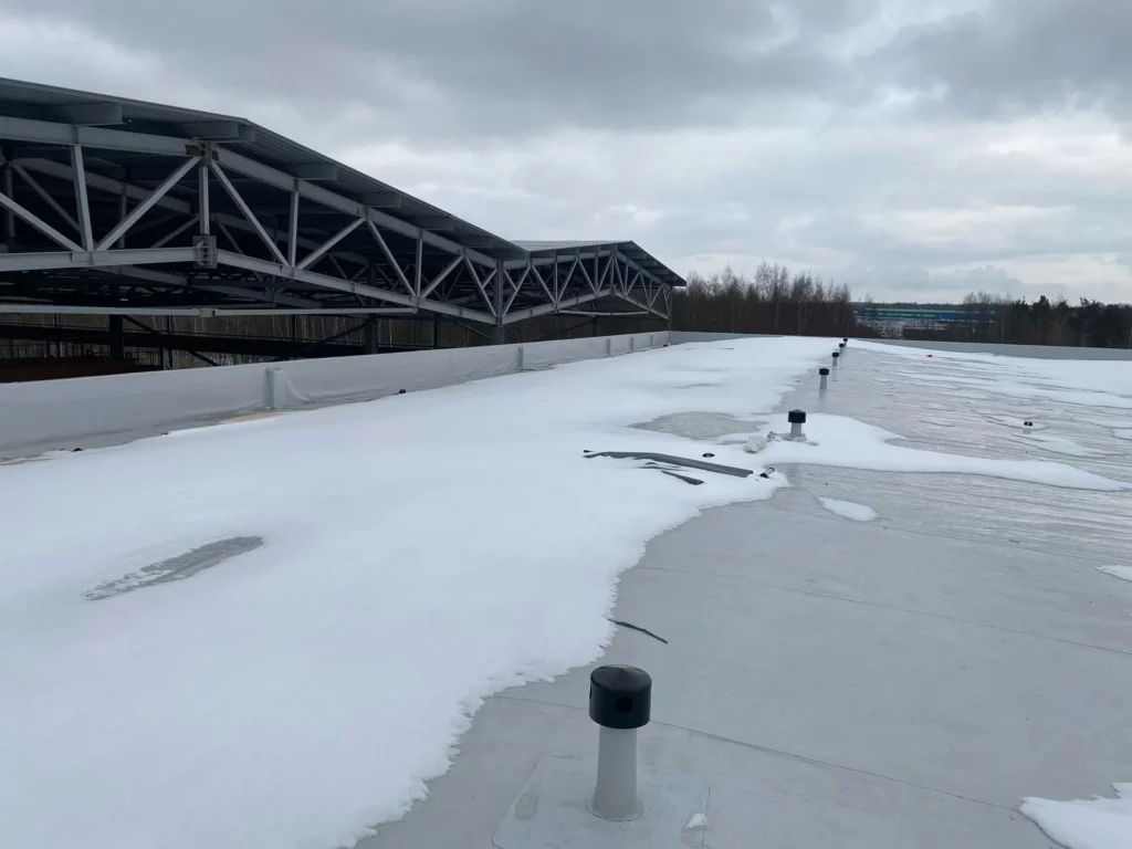 Монтаж мембранной кровли на промышленном объекте в Шушарах зимой