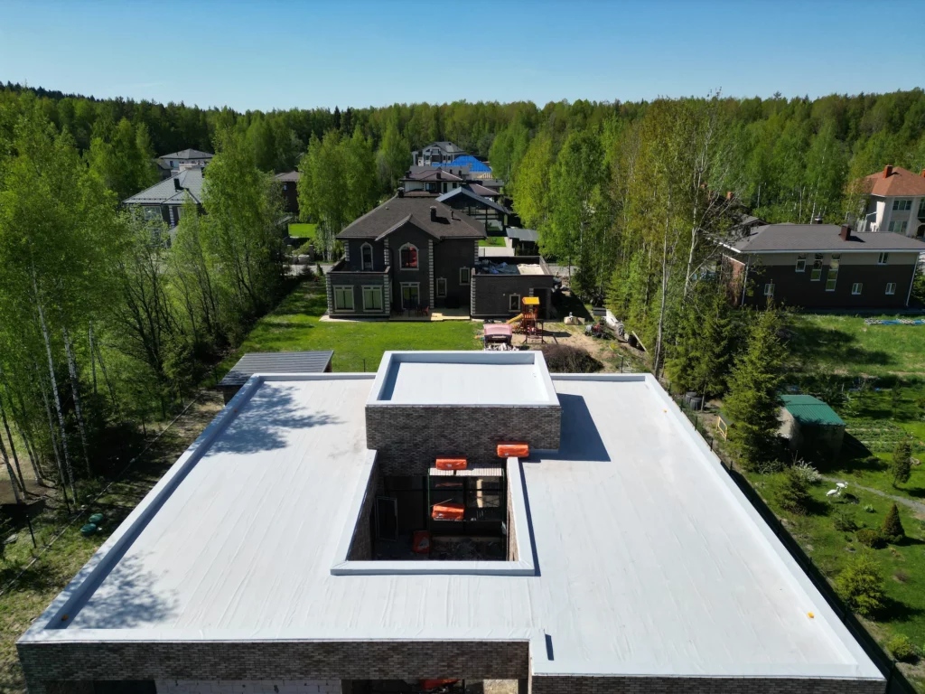 Монтаж плоской кровли из ПВХ мембраны на частном доме в Юкки