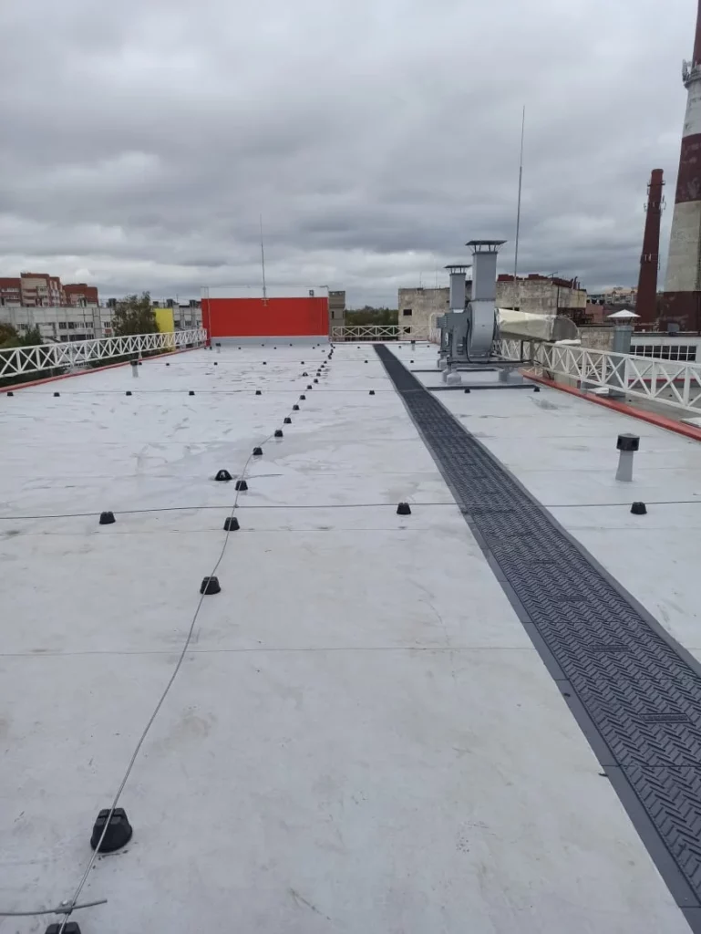 монтаж новой пвх-мембраны на промышленной кровле завода ДиКoм в Колпино