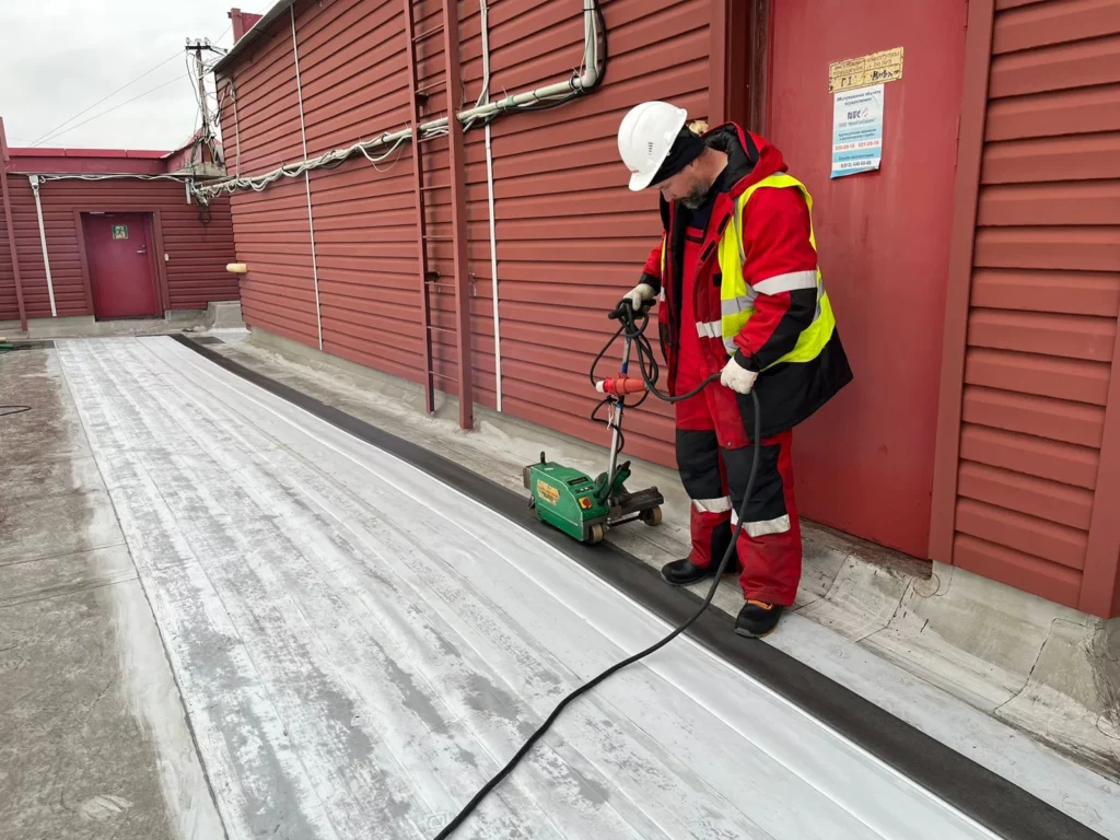 Сварка мембраны Logicroof NG на кровле ТЦ Нарва в Санкт-Петербурге. Огнезащитная гидроизоляция.