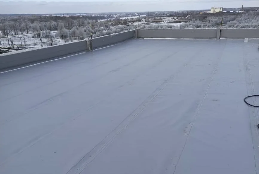 Завершённый монтаж плоской кровли из ПВХ-мембраны на промышленном здании ФосАгро в Волхове