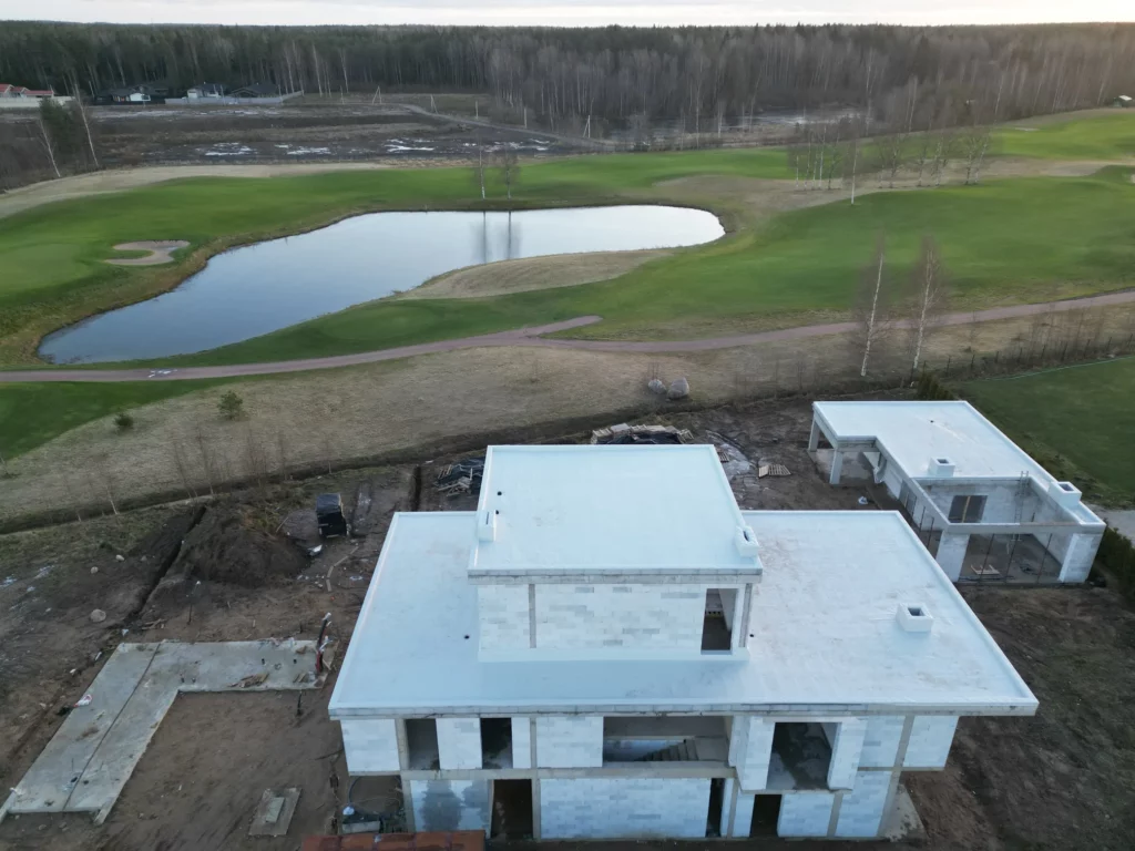 Монтаж плоской кровли из ПВХ-мембраны Kronox на доме в Санкт-Петербурге – вид с дрона