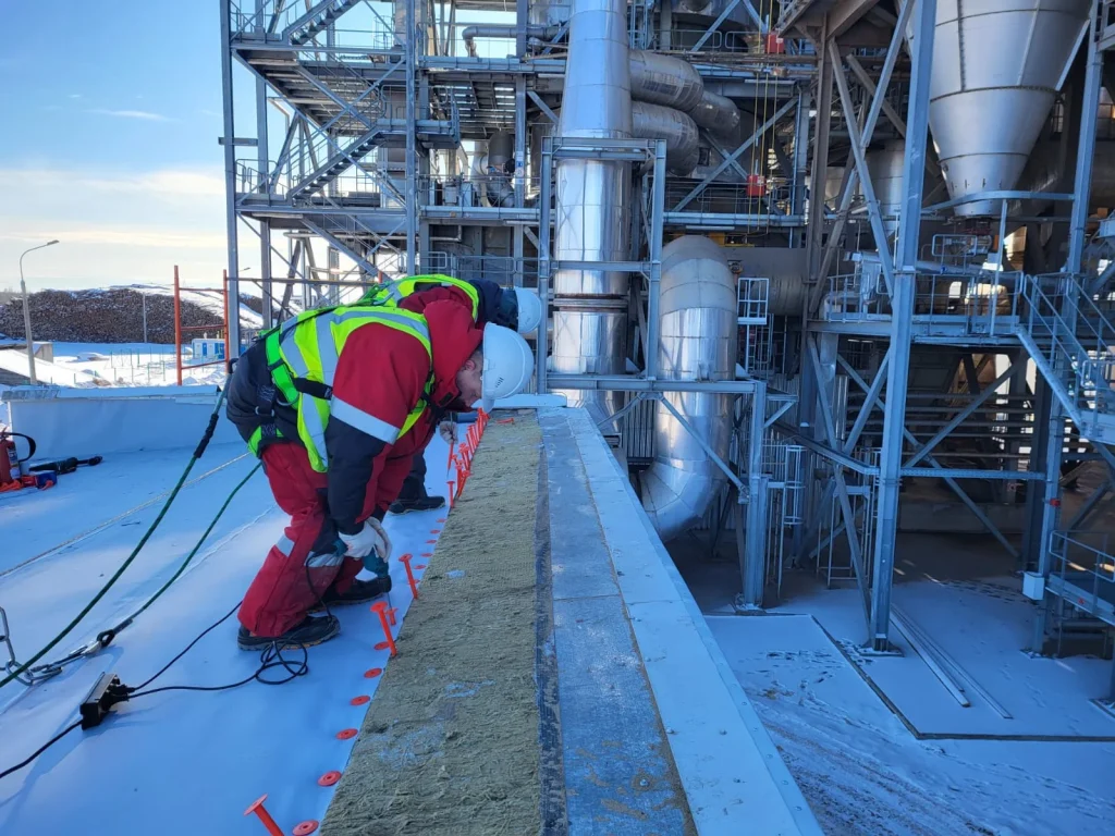 Монтаж теплоизоляции и крепёжных элементов на плоской кровле промышленного объекта