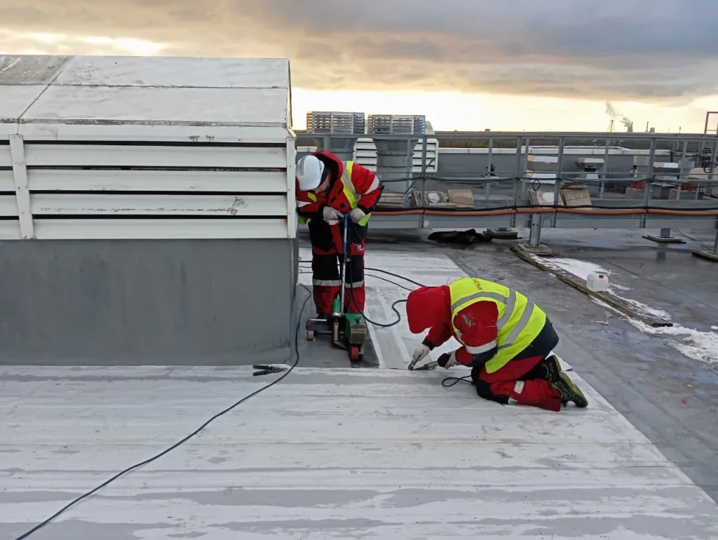 Ремонт примыканий кровли к вентиляционному оборудованию с использованием горячего воздуха