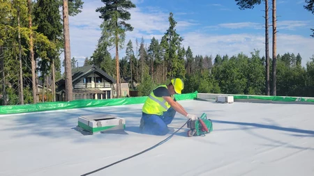 Укладка и фиксация листов мембраны Технониколь на кровле