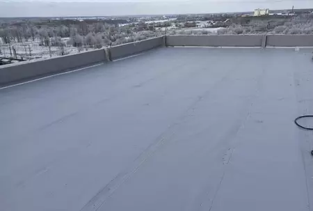 Готовая плоская кровля из ПВХ-мембраны после монтажа