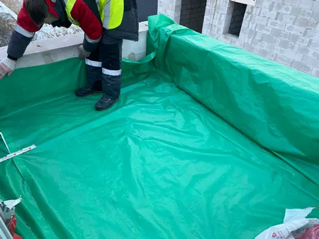 Монтаж пароизоляции на основании плоской кровли