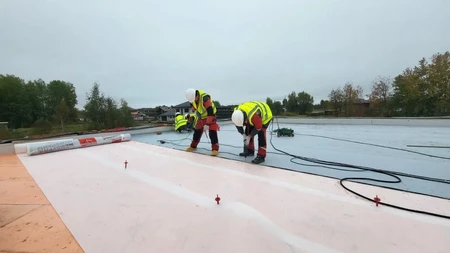 Закрепление краев гидроизоляции у парапета плоской кровли