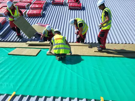 Монтаж утеплителя на профнастил кровли