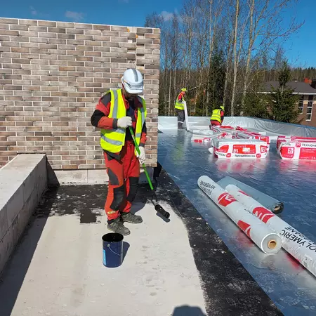 Процесс установки плоской кровли