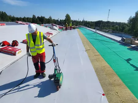 Сварка стыков мембранной кровли