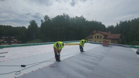Монтаж слоев мембранной кровли